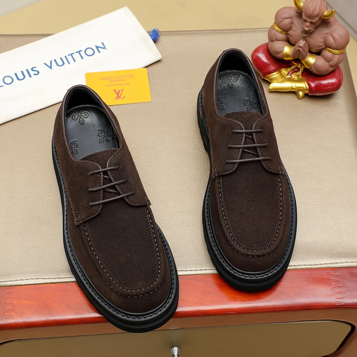 Men's shoes 💰660 💰 Louis Vuitton LV ® Autumn and Winter 🆕 models 🔛Full shoe counter First layer cowhide, 🐂Leather lined casual shoes for men, super soft outsole, essential for driving. Counter synchronization Original first layer cowhide Completely 1:1 mold customization 🌹Top version, 2 colors available! Number: 38-45 (37.46. Customized)